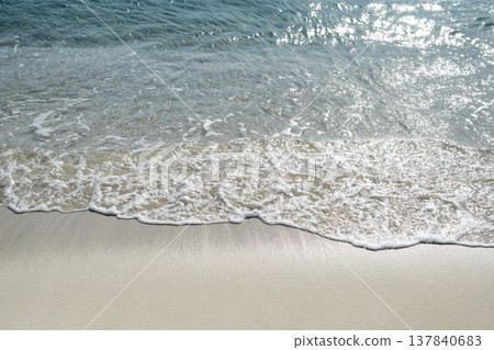 陽光灑滿白濱海灘的海岸線 陽光灑滿白濱海灘的海岸線 137840683