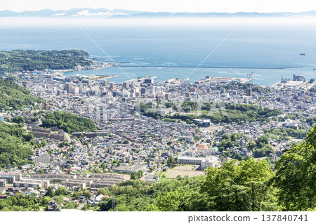 北海道小樽市：北海道的夏天－從天狗山眺望熱門旅遊目的地小樽。 137840741
