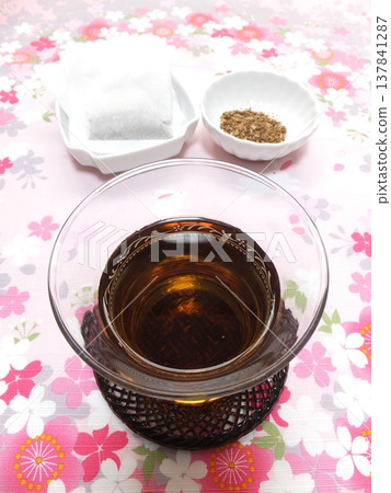 Delicious cold drinks: Barley tea, cold tea 137841287