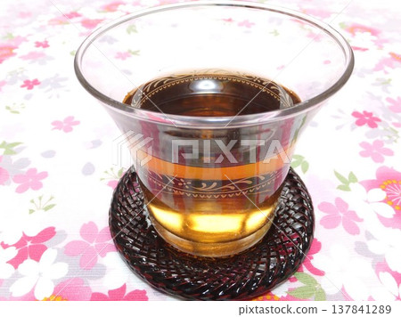 Delicious cold drinks: Barley tea, cold tea 137841289
