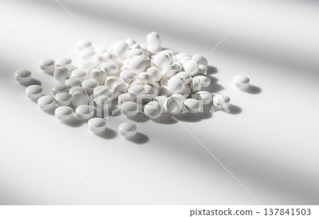 白色藥片和保健品堆積在白色背景上。 白色藥片和保健品堆積在白色背景上。 137841503