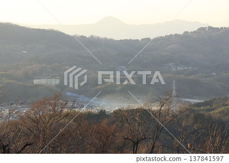 神奈川縣東山公園觀景台上的日落景色。 神奈川縣東山公園觀景台上的日落景色。 137841597