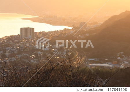 神奈川縣東山公園觀景台上的日落景色。 神奈川縣東山公園觀景台上的日落景色。 137841598