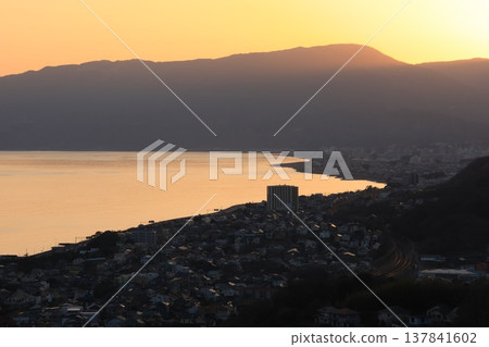 The view from the observation deck of Azumayama Park in Kanagawa Prefecture at sunset. The view from the observation deck of Azumayama Park in Kanagawa Prefecture at sunset. 137841602