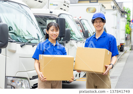 送貨人員男女 137841749