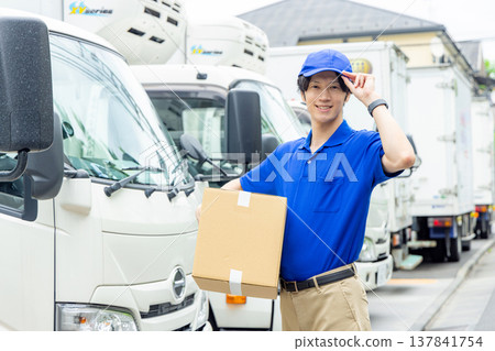 送貨員搬運行李 送貨員搬運行李 137841754