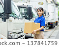 卡車，年輕女子 137841759