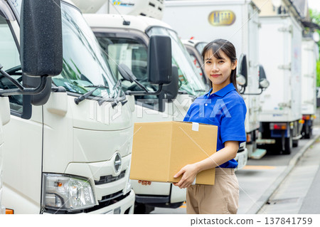 卡車，年輕女子 137841759