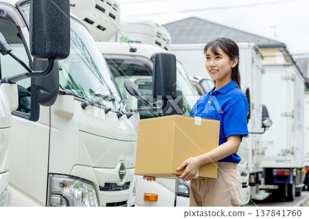 卡車，年輕女子 137841760