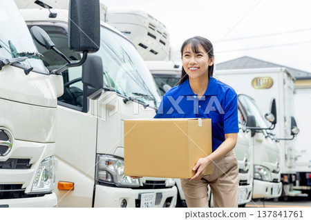 卡車，年輕女子 137841761