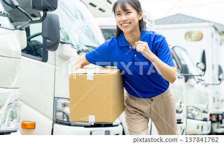 卡車,年輕女子 卡車,年輕女子 137841762