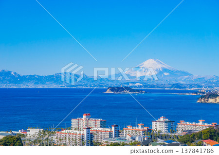 從逗子出發的富士山和江之島 從逗子出發的富士山和江之島 137841786