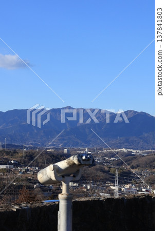 神奈川縣在東山公園展望台上安裝了一台觀光望遠鏡。 神奈川縣在東山公園展望台上安裝了一台觀光望遠鏡。 137841803