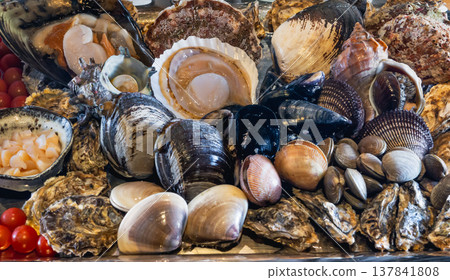 琳瑯滿目的新鮮扇貝和牡蠣，堆得高高的，令人垂涎欲滴。 137841808