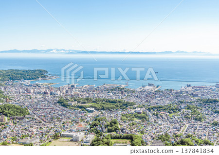 北海道小樽市：北海道的夏天－從天狗山眺望熱門旅遊目的地小樽。 137841834