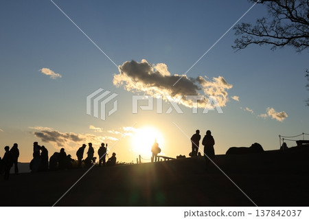 Around sunset in Kanagawa Prefecture, the silhouettes of trees and people can be seen from the observation deck of Azumayama Park. Around sunset in Kanagawa Prefecture, the silhouettes of trees and people can be seen from the observation deck of Azumayama Park. 137842037
