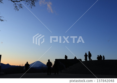 Around sunset in Kanagawa Prefecture, the silhouettes of trees and people can be seen from the observation deck of Azumayama Park. Around sunset in Kanagawa Prefecture, the silhouettes of trees and people can be seen from the observation deck of Azumayama Park. 137842048