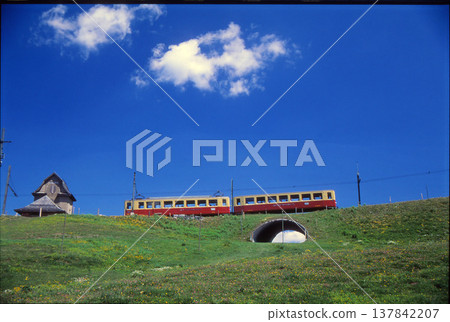 瑞士山區鐵路在藍天下蜿蜒行駛 137842207