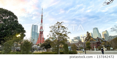 Shiba Park and the city skyline at dusk, with Tokyo Tower and Zojoji Temple in the background. 137842472