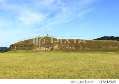 Summer scenery of Horogoru Fortress in Yeoncheon-gun, Gyeonggi-do. Summer scenery of Horogoru Fortress in Yeoncheon-gun, Gyeonggi-do. 137842589
