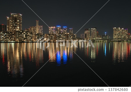 從豐洲古魯裡公園看到的晴海旗和豐洲大橋。 137842680