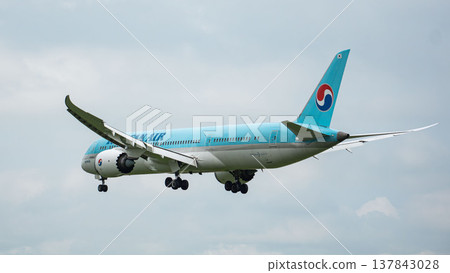 A Korean Air passenger plane preparing to land 137843028