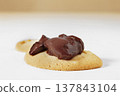 Chocolate pudding on  cookie 137843104
