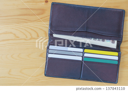錢包裡的鈔票和卡片 137843110