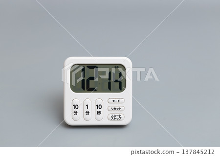 一張廚房定時器處於時鐘模式的圖片。 137845212