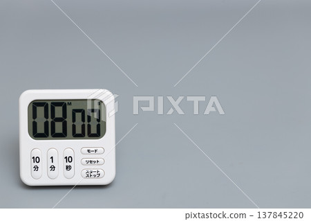 廚房定時器設定為 8 分鐘 137845220