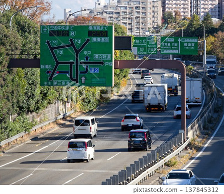 霍多加亞繞道公路上的道路標誌和車輛交通場景，展現了郊區的道路基礎設施。 137845312