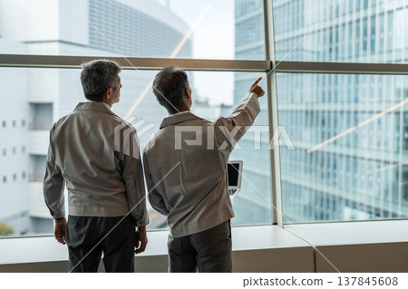 商人們在建築工地開會 商人們在建築工地開會 137845608