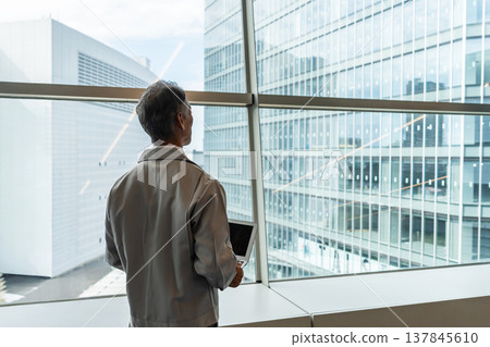 看著摩天大樓的商人 137845610