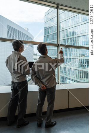 商人們在建築工地開會 商人們在建築工地開會 137845613