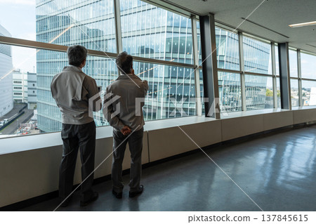 商人們在建築工地開會 137845615