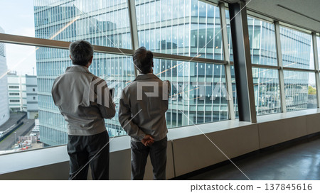 在建築工地工作的人們 137845616