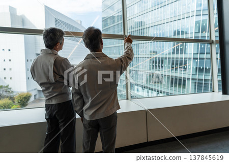 工作服的老人 137845619