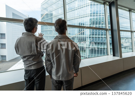 商人們在建築工地開會 137845620