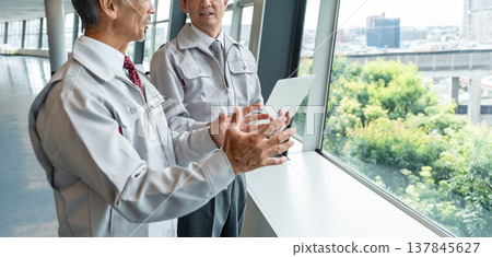 工人們在現場開會 137845627