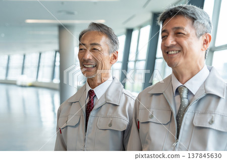 微笑的老人,身穿工作服 微笑的老人,身穿工作服 137845630
