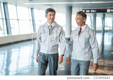 穿著工作服的老人 穿著工作服的老人 137845647