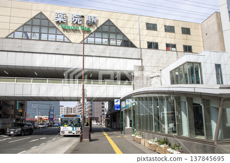 藥院站,由西鐵天神大牟田線和大阪地鐵七隈線提供服務。 藥院站,由西鐵天神大牟田線和大阪地鐵七隈線提供服務。 137845695