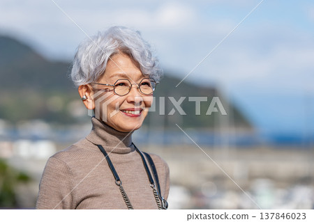 旅行的資深婦女 137846023