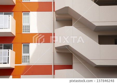 色彩鮮豔的建築和消防通道 色彩鮮豔的建築和消防通道 137846248