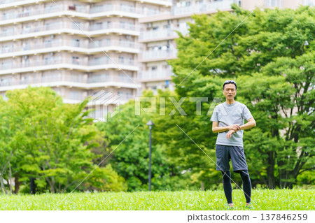 一名男子在公園鍛煉 137846259