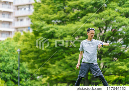 做伸展的老人 137846262