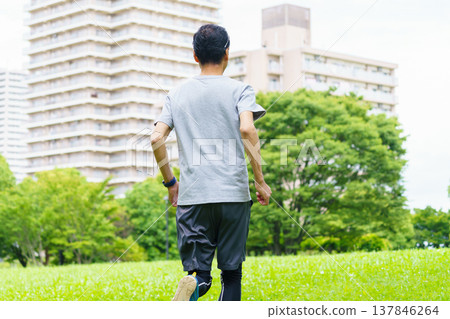 Senior man running Senior man running 137846264