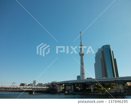 由建築物組成的城市。 由建築物組成的城市。 137846295