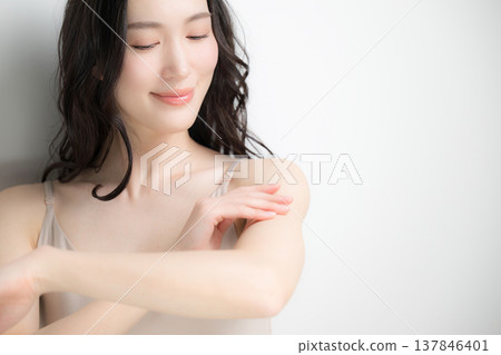 白色背景,在手臂上塗抹乳霜或防曬霜的美麗畫面。 白色背景,在手臂上塗抹乳霜或防曬霜的美麗畫面。 137846401