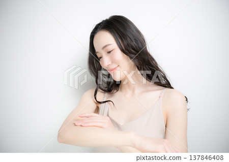 白色背景，在手臂上塗抹乳霜或防曬霜的美麗畫面。 137846408